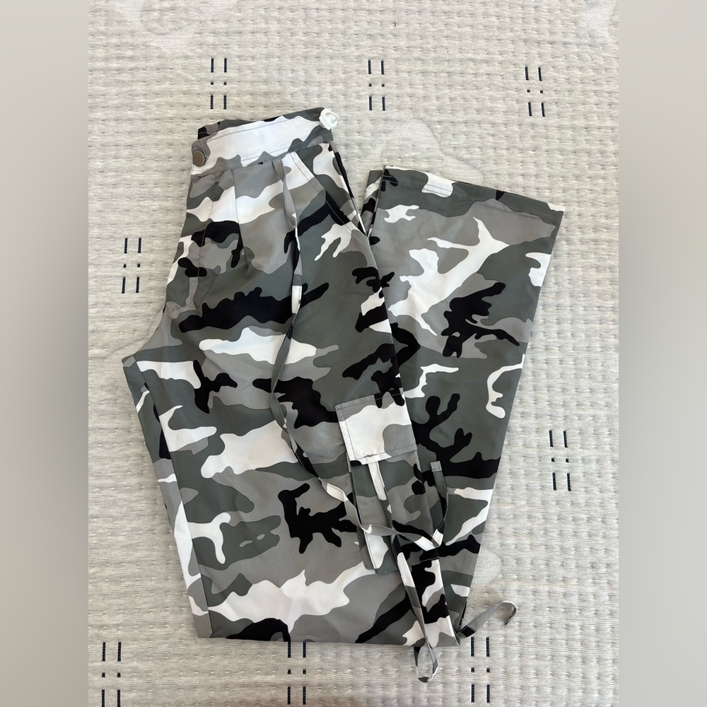 PrettyLittleThing Gray Camouflage Pants